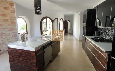 Fantastic villa with large plot, offering privacy and sea views.